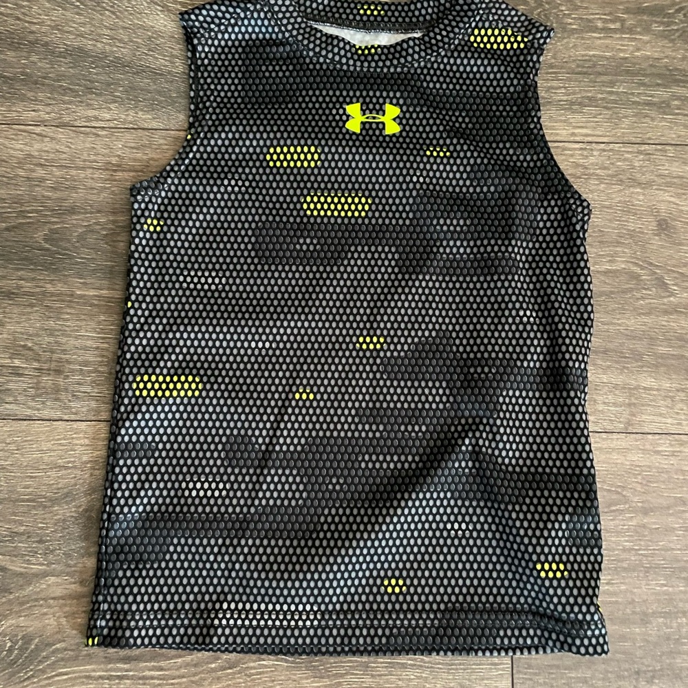 Sz 4t Under Armour Black and Gray HeatGear Top